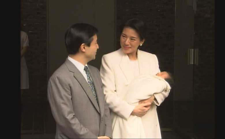 愛子さまを大事に抱き宮内庁病院を退院される皇太子ご夫妻