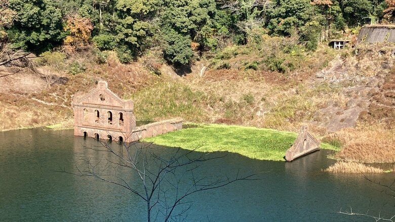 鶴田ダムの湖底に沈む曽木発電所遺構（2021年12月撮影）