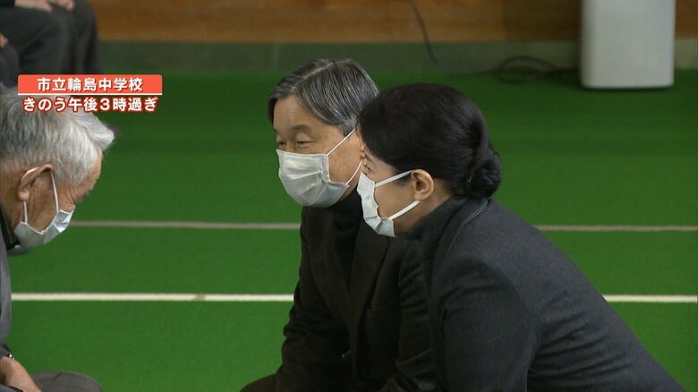 被災者の目線に合わせてお話しされる両陛下