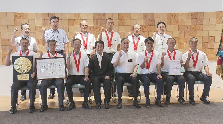 県庁を訪問した野球部員ら