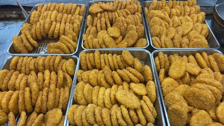 「3000リツイート（リポスト）で300個、5000で500個、1万で1000個、コロッケを1円で販売する」と告知し話題に