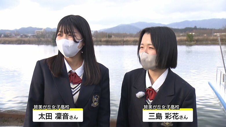 皆美が丘女子高校・太田凜音さん（左）と三島彩花さん（右）