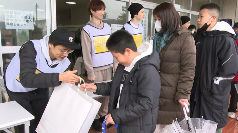 プレゼントを渡す横尾渉さん