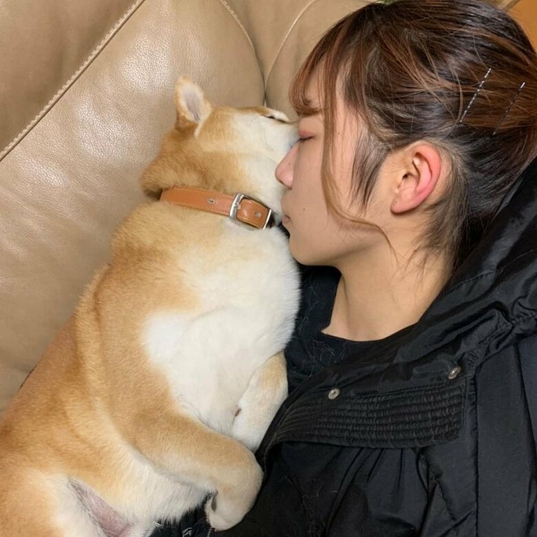 ソファで寝落ちする飼い主さんと福くん