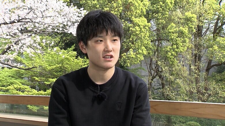 天才少年は21歳の青年に