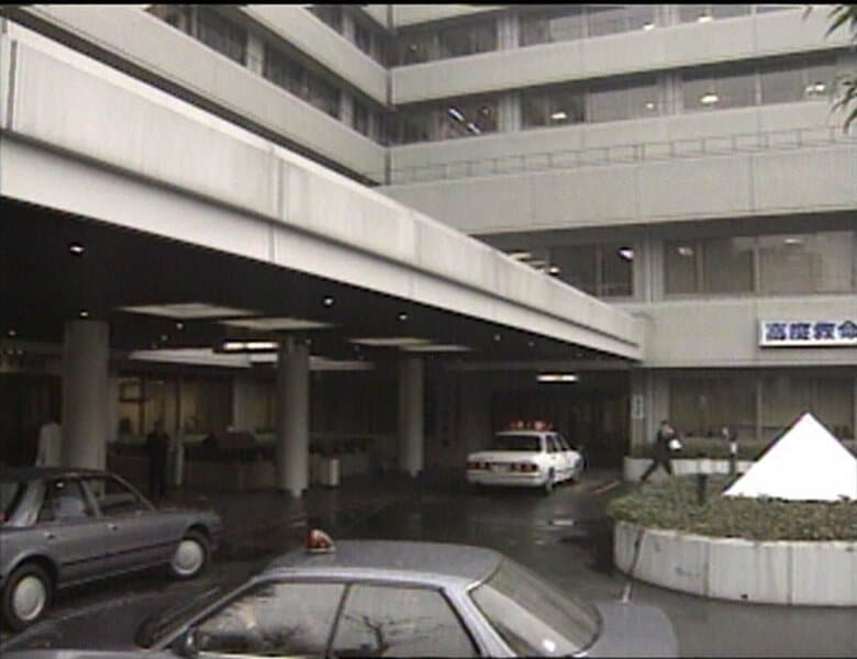 搬送先の病院では若い機動隊員が輸血用の血の提供を申し出て長官の命を繋いだという