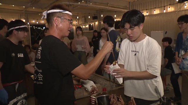 学生たちをもてなす管野功さん