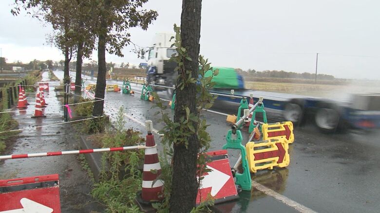 道路陥没で交通規制