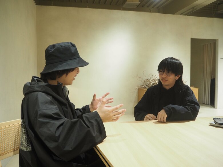 デザイナーと楽しそうに会話