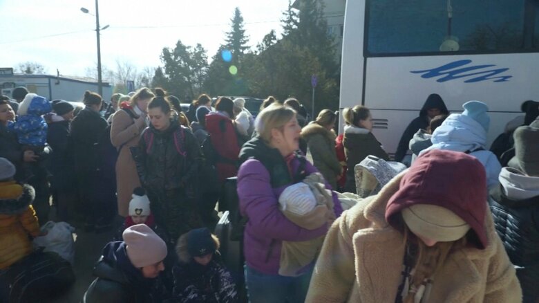 ウクライナからポーランドへ避難する市民ら（26日）