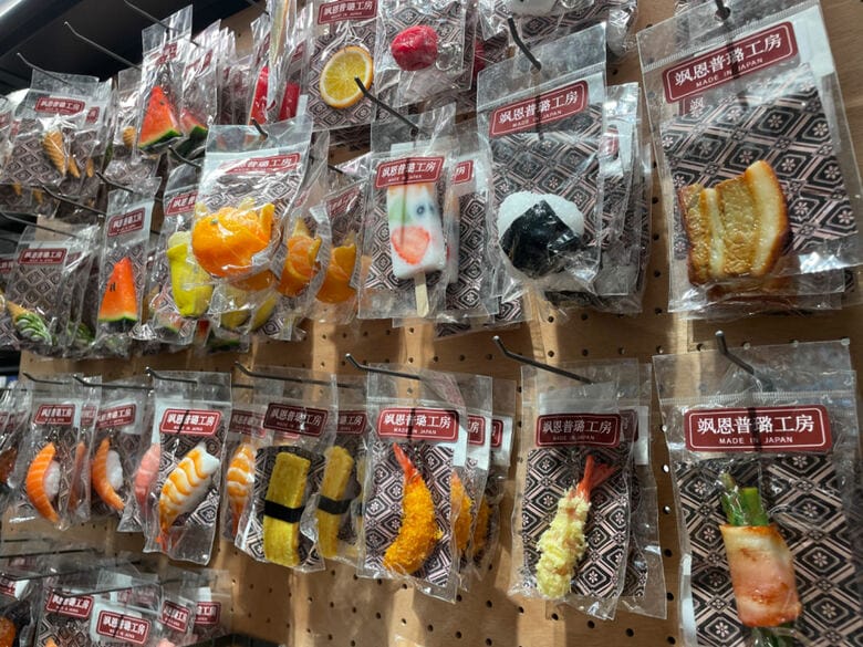 日本に関するアイテムも数多く販売されているのだが・・。