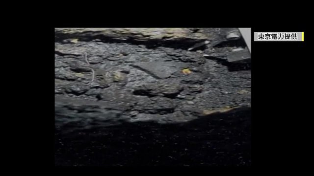 画像右上　ロボットアームがつかんだ燃料デブリとみられるかたまり