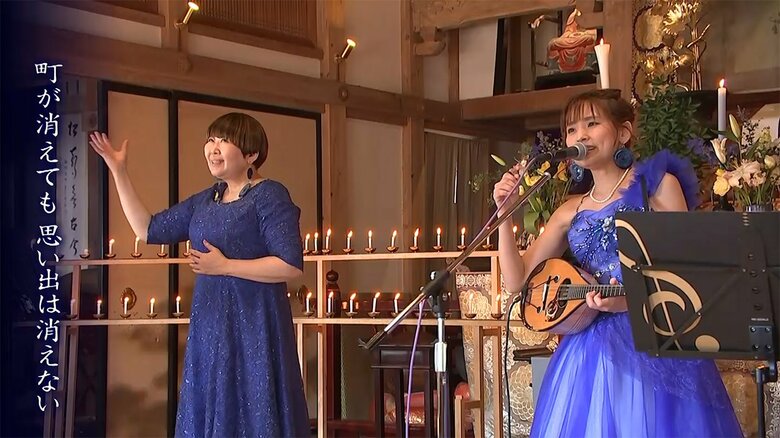 遺族たちの前で曲を披露