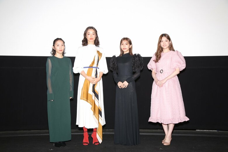 登壇キャスト陣の集合写真