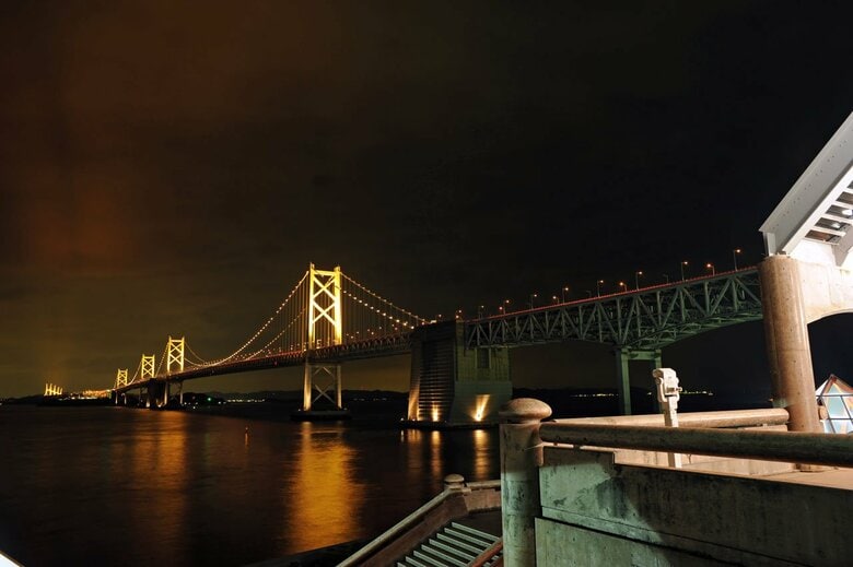 ライトアップされた瀬戸大橋