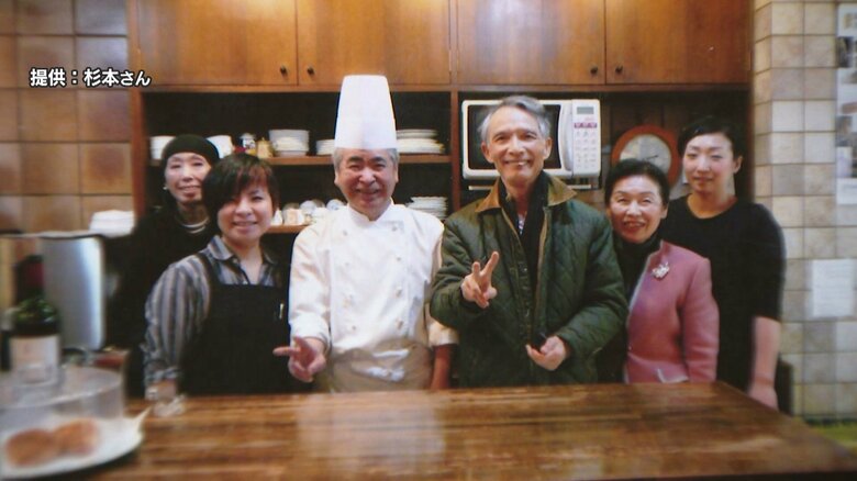 スタッフとの記念撮影にも気軽に応じた森村さん