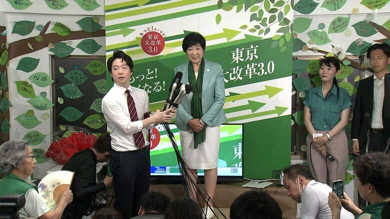 3期目当選確実を果たした小池百合子氏（7日午後8時過ぎ）