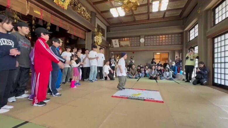 寺の本堂でブレイクダンスのイベントを開催