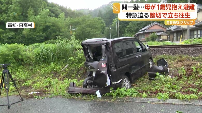 線路脇に止まった車（25日、高知・日高村）