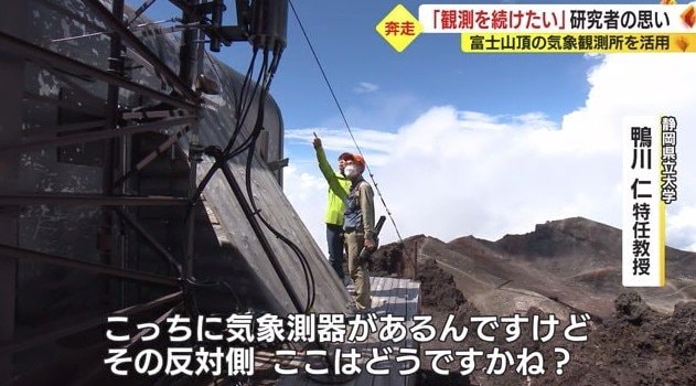 研究者にアドバイスする鴨川さん