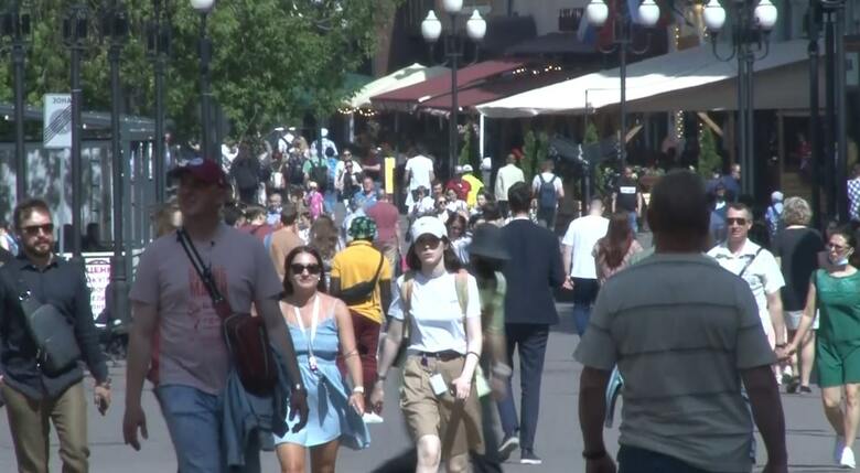 モスクワ中心部の商店街。行き交う人の大半がマスクなし（5月）