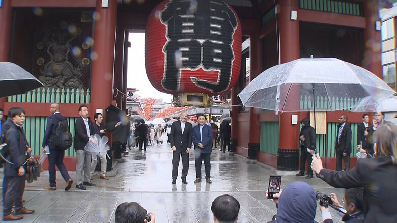 浅草を訪問した赤沢経産相とラトニック商務長官