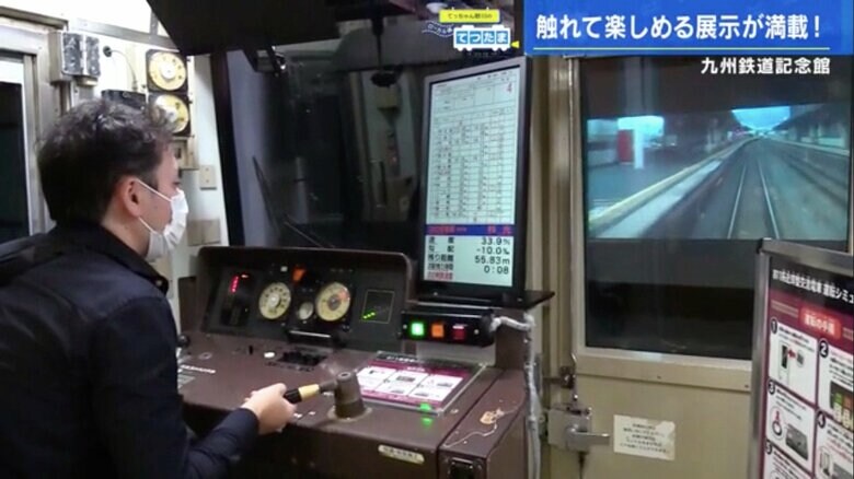 運転シミュレーターを体験する野川アナ