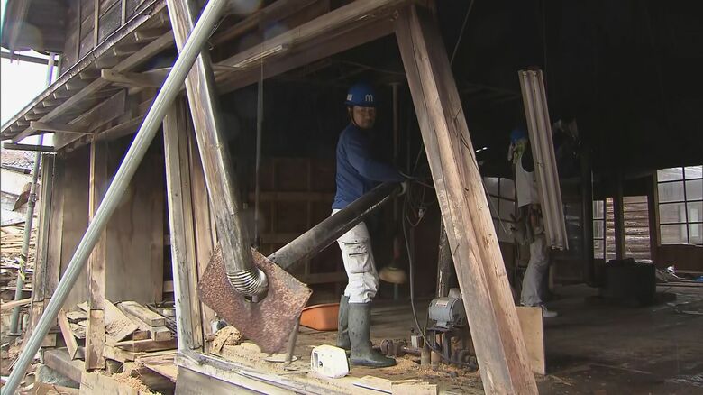 傾いた工房の修復作業