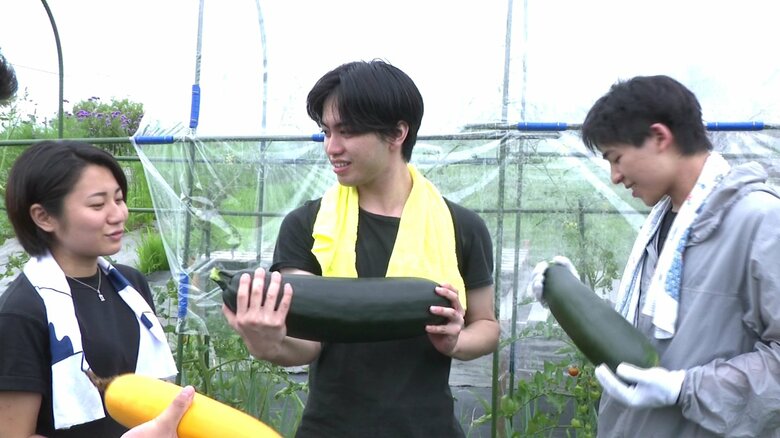 大きなズッキーニを手にする廣瀬奏壱さん（中央）