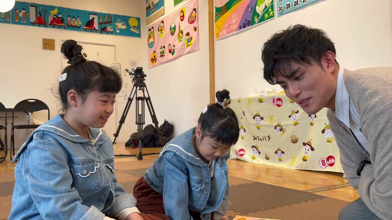 子どもたちとふれあう狐野アナウンサー