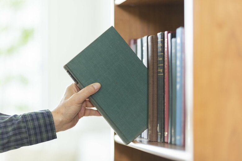 さまざまな分野の本を読むことも一つ（画像：イメージ）