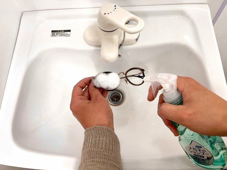 通常時のメガネのお手入れ方法（2）メガネクリーナーで汚れを落とす（提供：坂田頼彦店主）