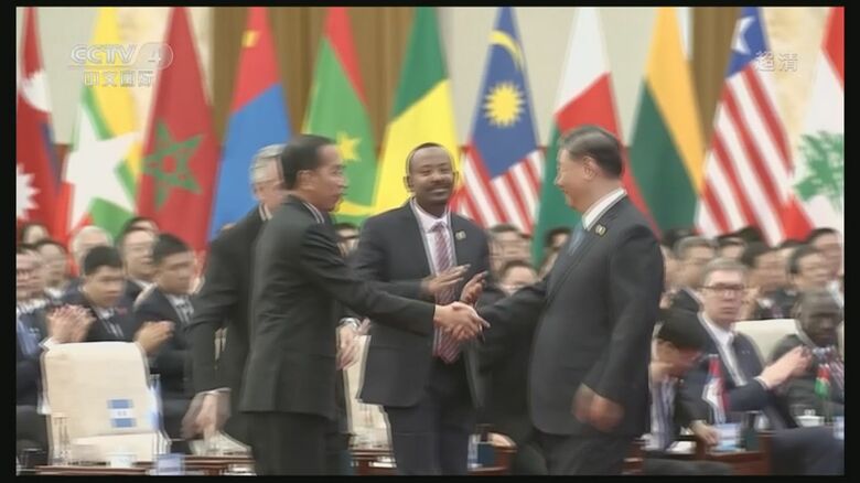 習氏の演説後、最初に握手をしたのもジョコ大統領