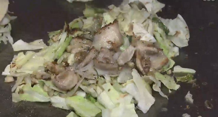 旨味のある赤鶏の脂に負けないようキャベツはざく切りに