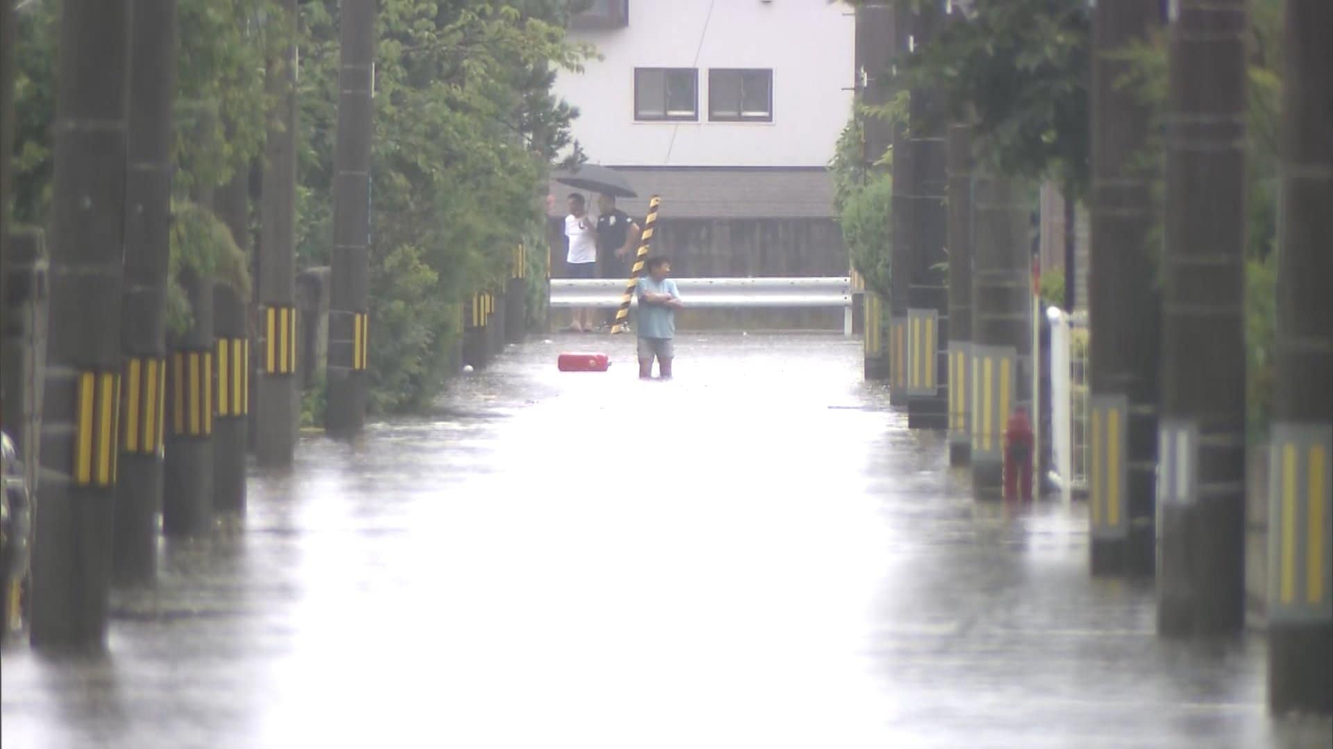 【速報】秋田で記録的短時間大雨情報　住宅街 車が冠水