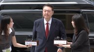 韓国・前大統領を取り調べのためイスごと連行しようと試みるも転げ落ち失敗　“服を着ずに横たわって抵抗”され断念した先週に続き