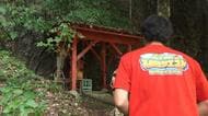 民家の敷地を進んだ先にひっそりと佇む稲荷の岩肌「高校生の合格祈願スポットに」元々は隠れキリシタンの礼拝堂だった？・大分発