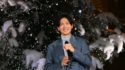 松下洸平　巨大ツリーの下で熱唱…子どもの頃は「サンタさんからのプレゼント見せて回った」