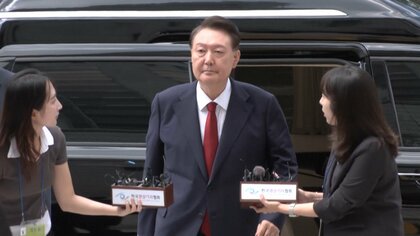 韓国・前大統領を取り調べのためイスごと連行しようと試みるも転げ落ち失敗　“服を着ずに横たわって抵抗”され断念した先週に続き