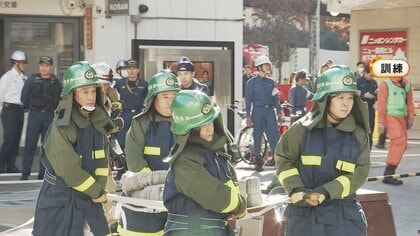 JR新橋駅前のビルで消防演習…火災発生時にはしご車を使って逃げ遅れた人の救助手順の確認なども　東京・港区