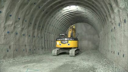 宙づりの「ミキサー車」“12階建てビル相当”の巨大な縦穴へ 北海道