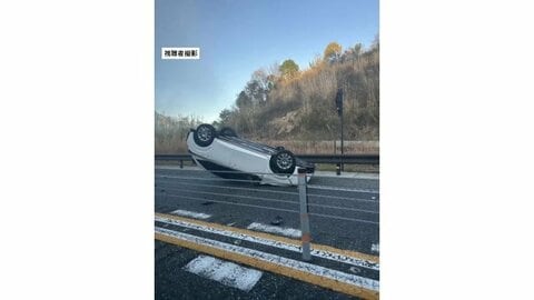 山陰道で車が横転　運転手を病院搬送　現場付近が一時通行止め（島根・大田市）　