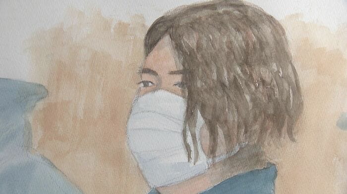 初公判に臨んだ小野寺被告 廷内スケッチ:解良知優