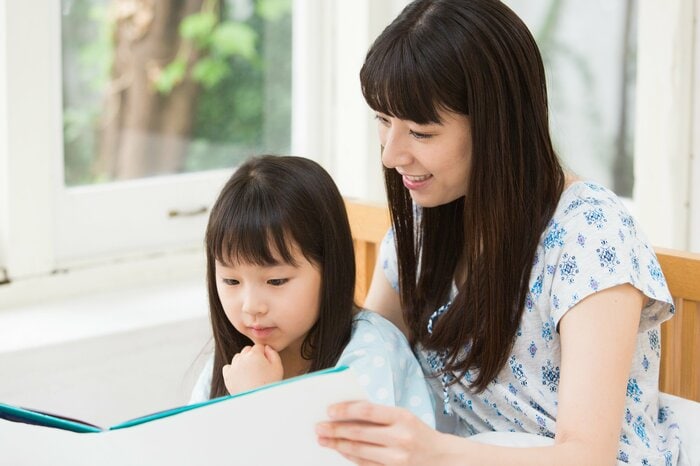 親がお手本になることが必要なケースは多い(イメージ)