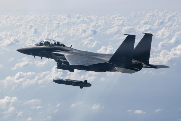 韓国空軍F-15Kスラムイーグルから投射されるタウルス KEPD 350K-2巡航ミサイル(韓国国防部公式HPより)