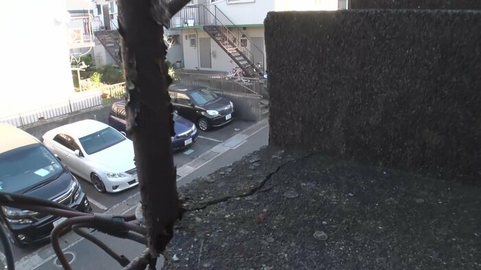 階段の手すりの土台部分のコンクリートが崩れていた。