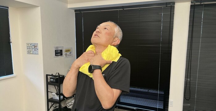 首にかけて呼吸を確保（特集班撮影）