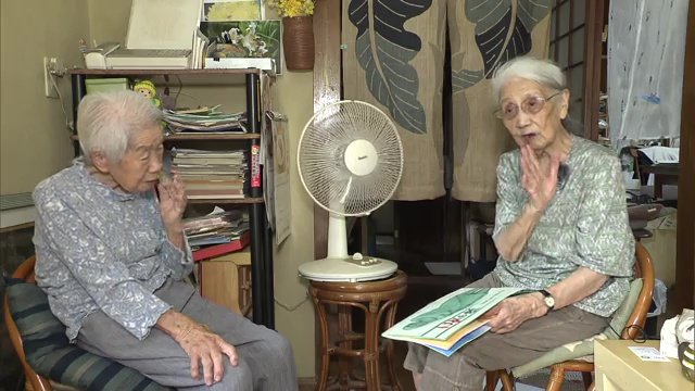 伊東嘉子さん(左)と須釜千代さん(右)