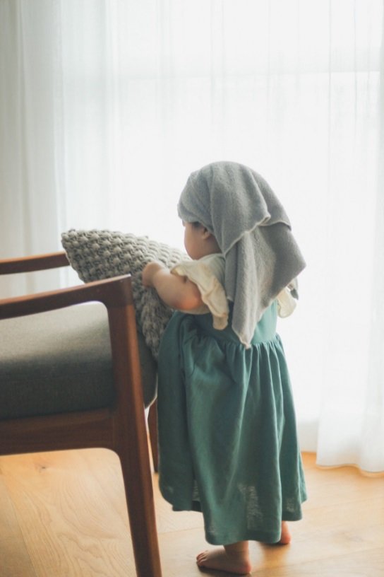 まるで絵画のよう?「クッションを運ぶ少女」と命名された娘さん