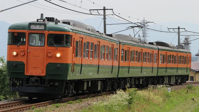 通称「湘南色」の列車(提供:しなの鉄道)